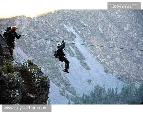 足球扔下悬崖的瞬间是勇气的考验还是无畏的冒险之旅