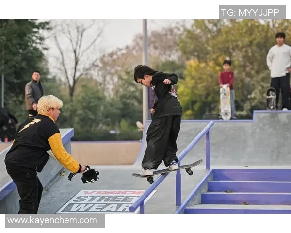 重庆飞盘队在滑板精英赛中的奋勇拼搏与突破之路揭秘